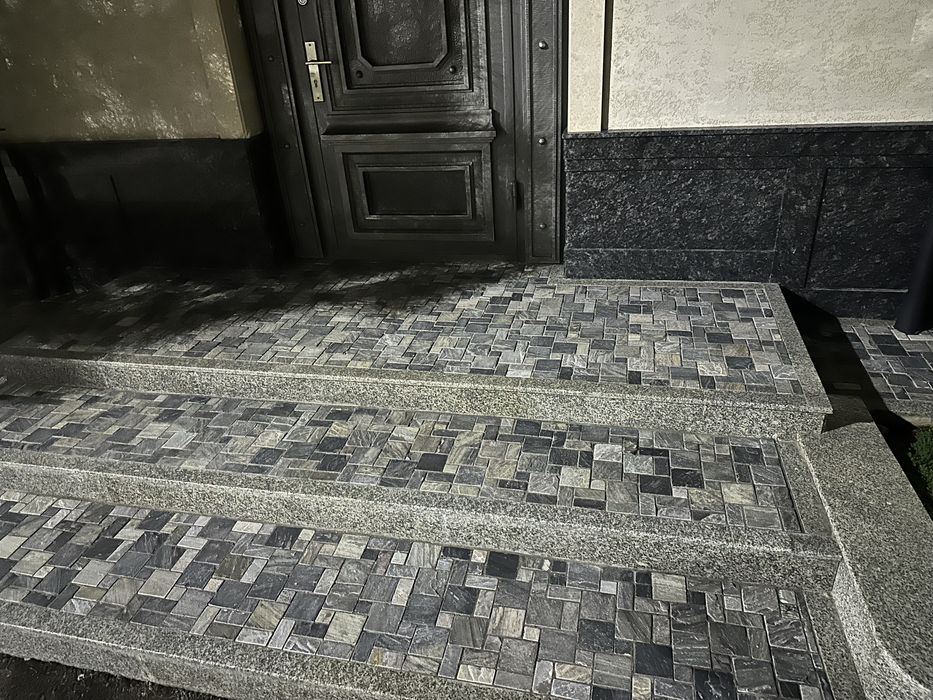 Мозаичные плиты из натурального камня( брусчатка)