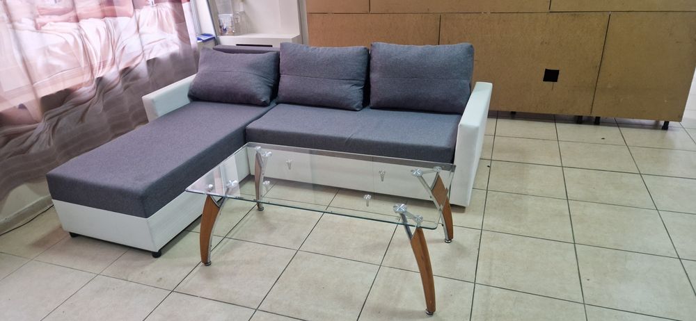 Разтегателен диван с холна маса