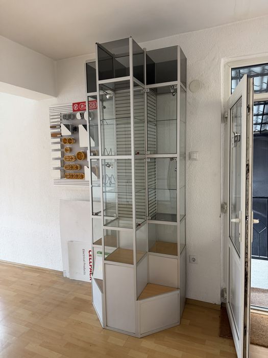 Raft prezentare sticla, sertare cu cheie