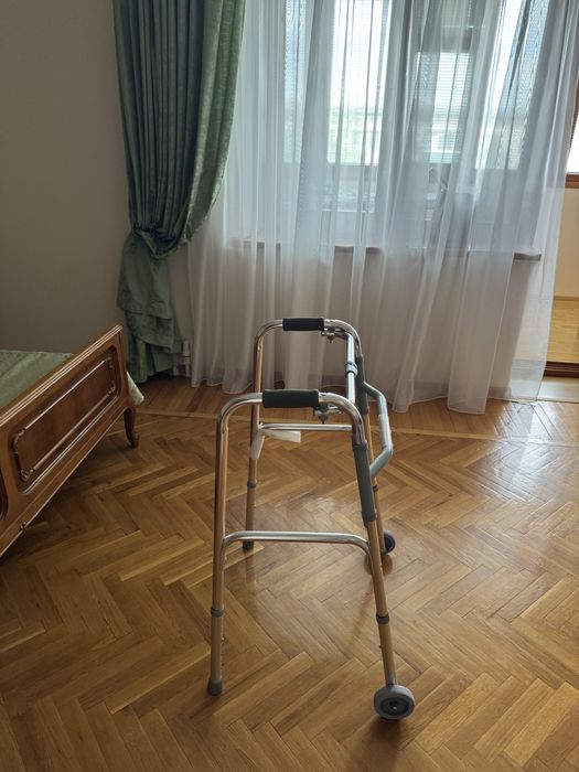 Продам ходунки на колесиках