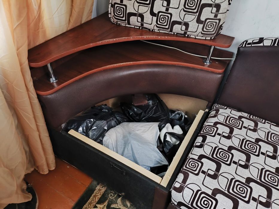 Продам угловой диван с креслом