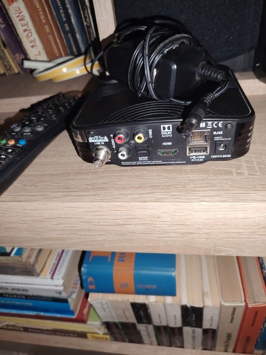 Decodor, receptor, receiver satelit de la digi dețin trei bucăți, toate sunt impecabile, cu telecomanda și alimentator originale. 150 buc.