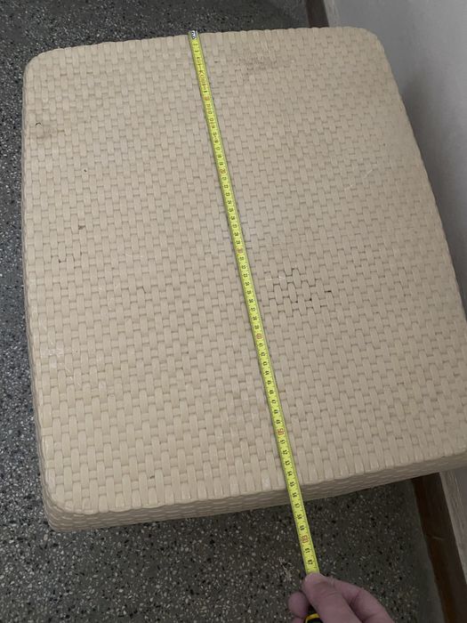 Два стола . Пластмасови, плетени. Алуминиеви крака с подлакътници.