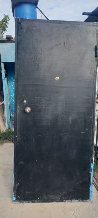 Продаётся дверь б/у железный