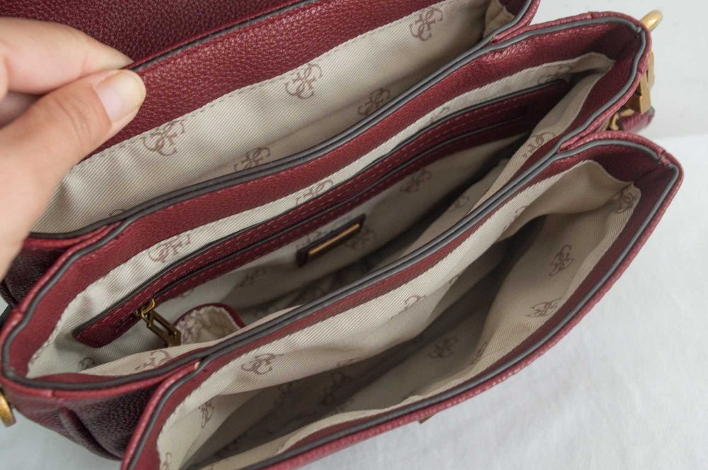 Дамска чанта Guess, цвят бордо, отлично състояние