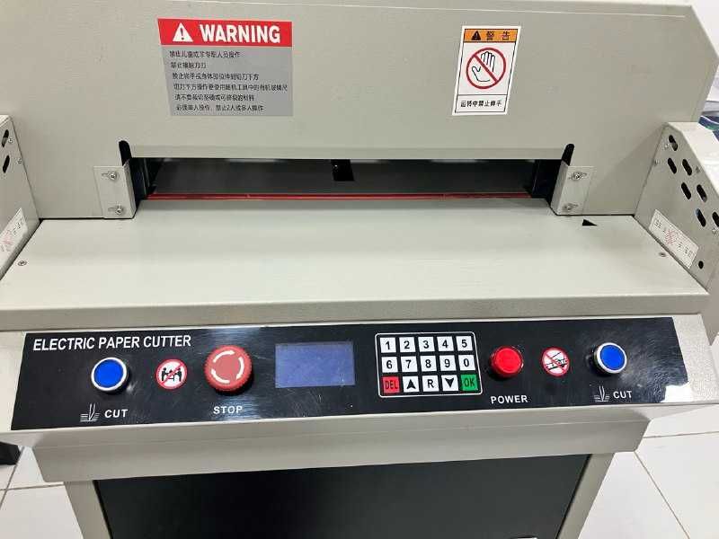 Цифровой резак для бумаги (с гидравлическим ножиком) б.у.