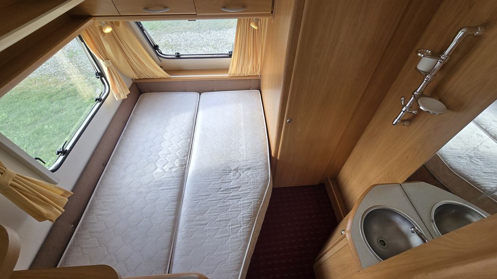 Rulota Chateau Lunar 430, An 2005, 2 zone, Pat matrimonial, Panouri solare, boiler gaz, full of camping