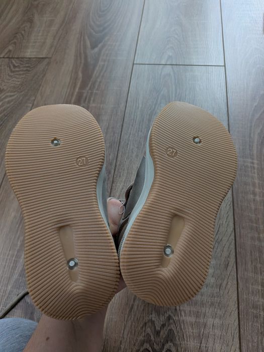 Vand papuci noi mar 27