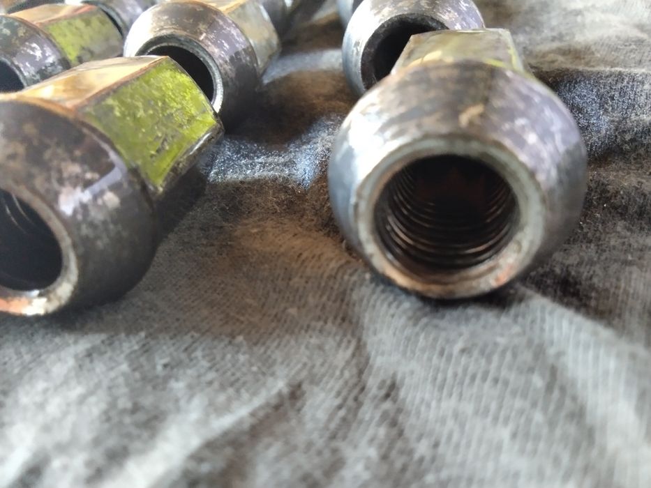 Пълен комплект оригинални болтове за ляти джанти ,на Форд до 2006 годи