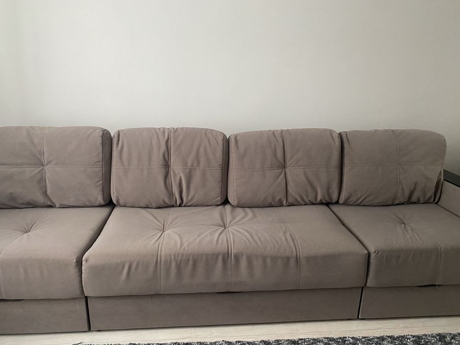 Огромный диван для гостиной