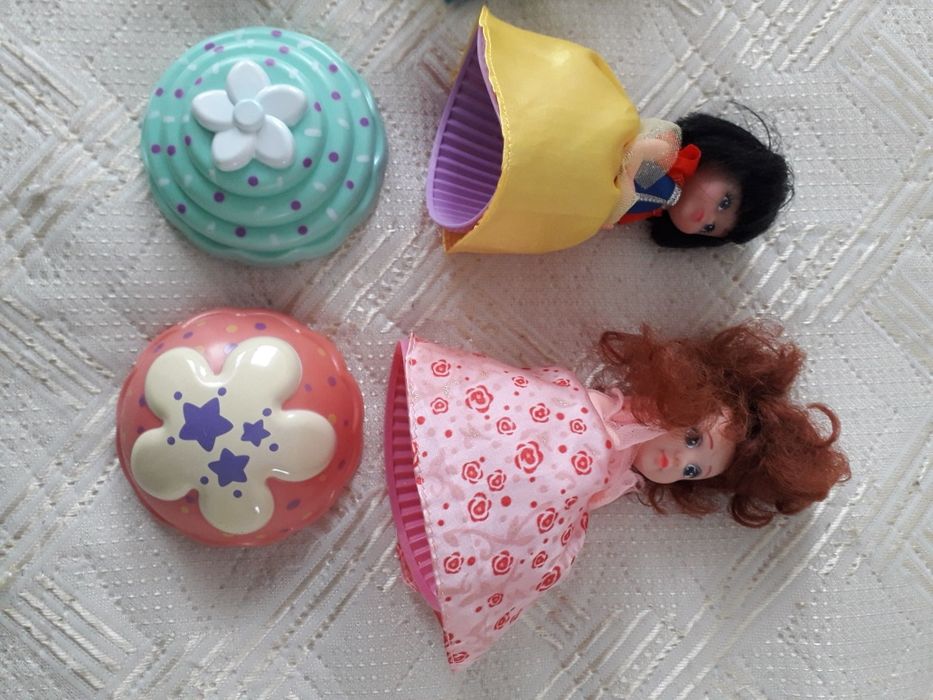 Лот кукли и подарък четка