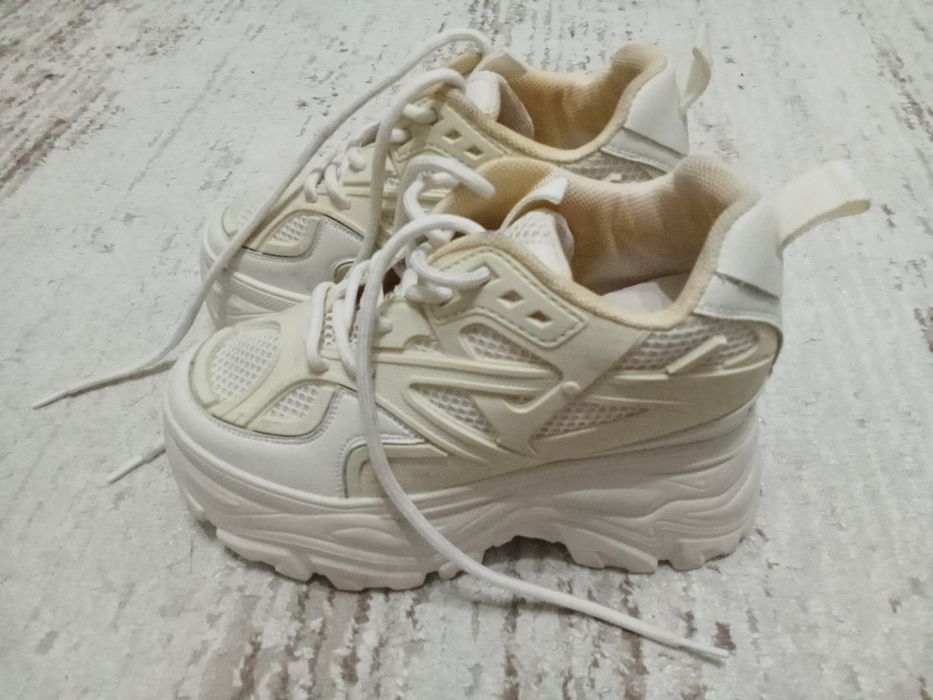 Кроссовки с высокой подошвой