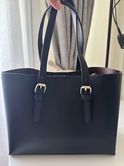 Geantă Coach Tote Neagră, Textură Granulată, Hardware Auriu dimensiune exterioara L30 x l20