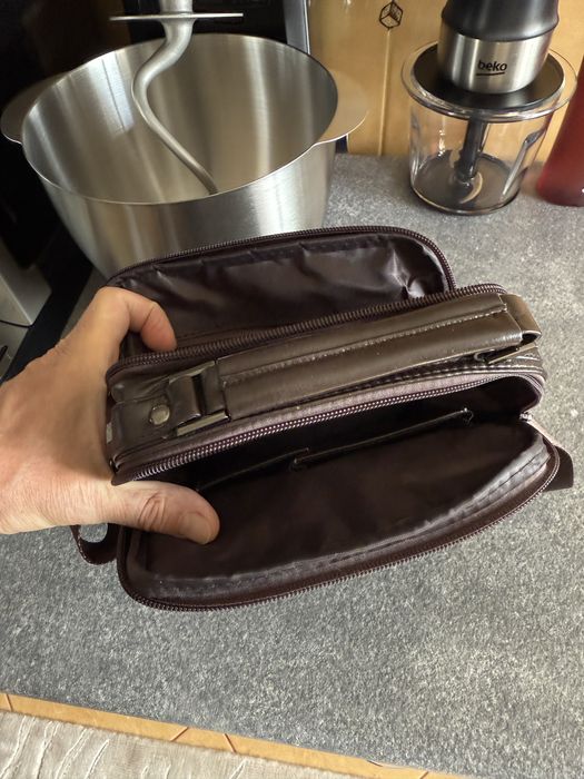 Geanta barbati din piele naturala.