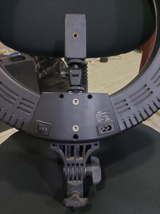 Большой кольцевая светодиодная лампа.