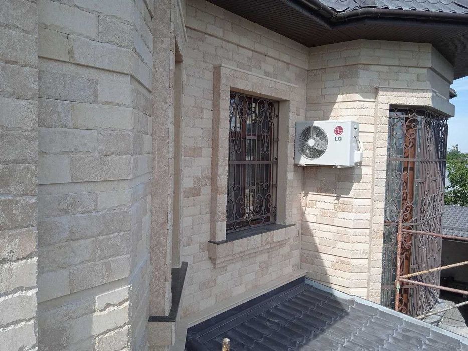 Fasadga tabiiy tosh va kafellar terib beramiz