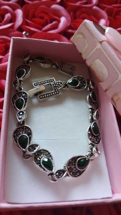 Сребърна,масивна дамска гривна. Страхотен, нов модел. В кутия