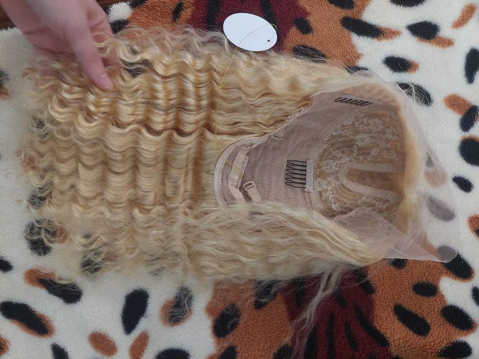 peruca blonda ondulata noua cu dantela lace