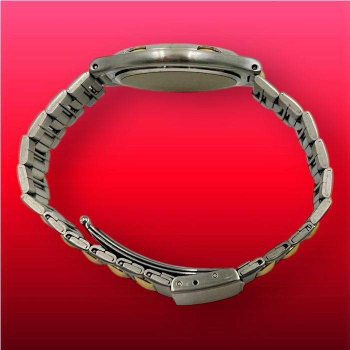 DOXA Quartz – Двутонов швейцарски часовник със златист акцент