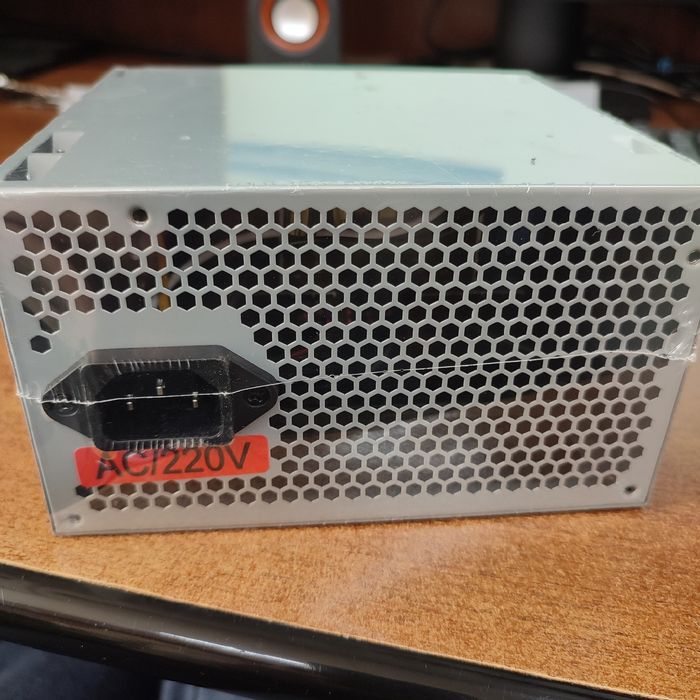Чисто ново (запечатано) компютърно захранване 550W