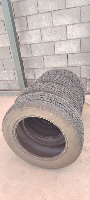 Шины в отличном состояние 215/60/R16