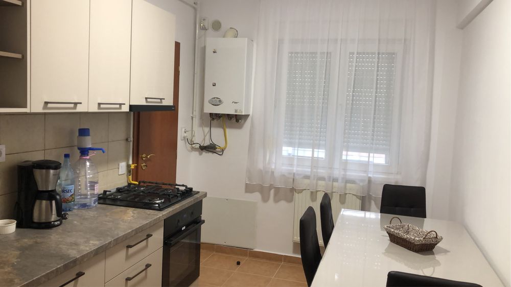 Apartament cu 3 camere de închiriat