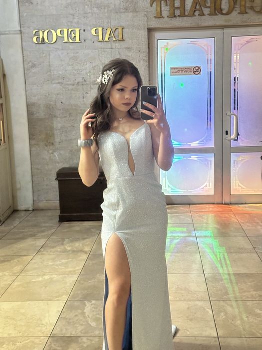 Бална рокля в син цвят с чанта към нея