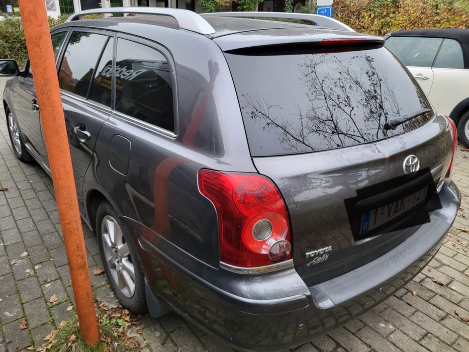 Таета авенсис 2.0 Д4Д 126 коня, цветът е много красив, мокър асфалт, ч