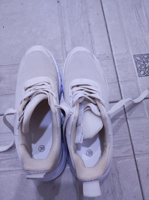 Кроссовки бежевые