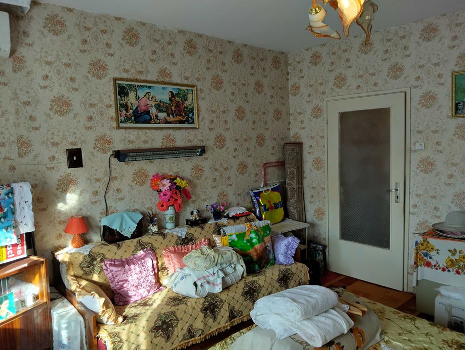 Продава разширена , вътрешна гарсонера