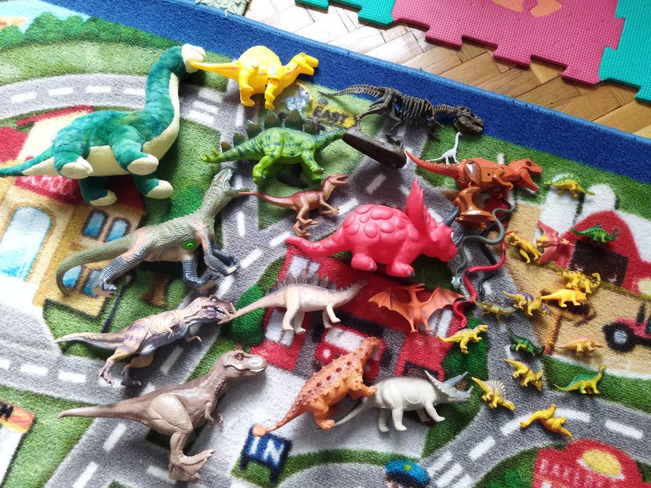Детски играчки - фигурки, кукли, динозаври, конструктори