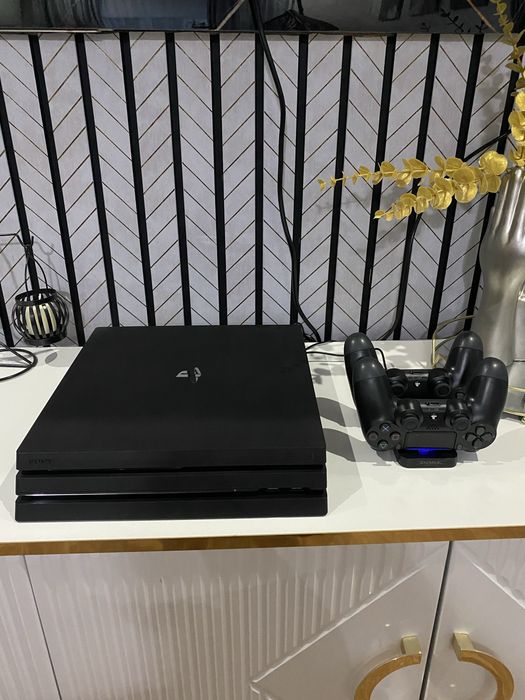 Продам Sony PS4 PRO 1TB