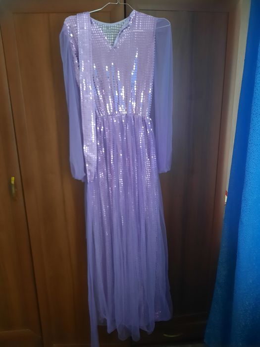 Продаеться женское платье новогоднее