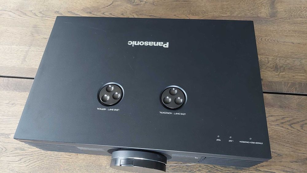 Videoproiector Panasonic Cinema Full HD, lampa noua