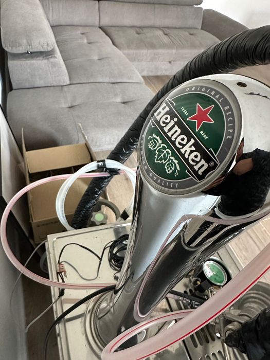 Dozator bere Heineken