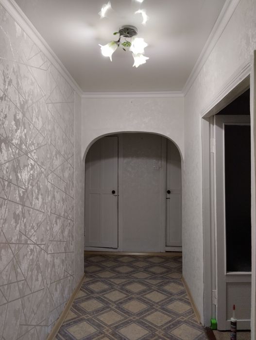 Поклейка обоев и галтелей