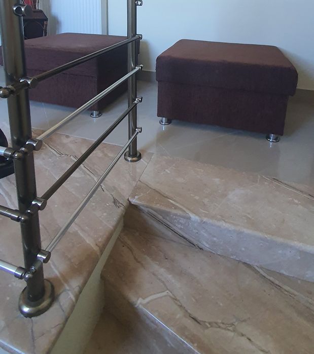 Colțar Extensibil Cu Perini Decorative Și Tabureți