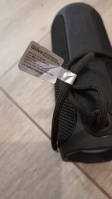 Boxa portabila defecta.