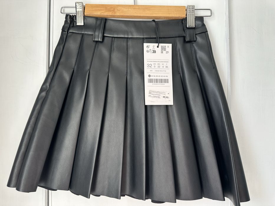 Черна кожена пола Stradivarius