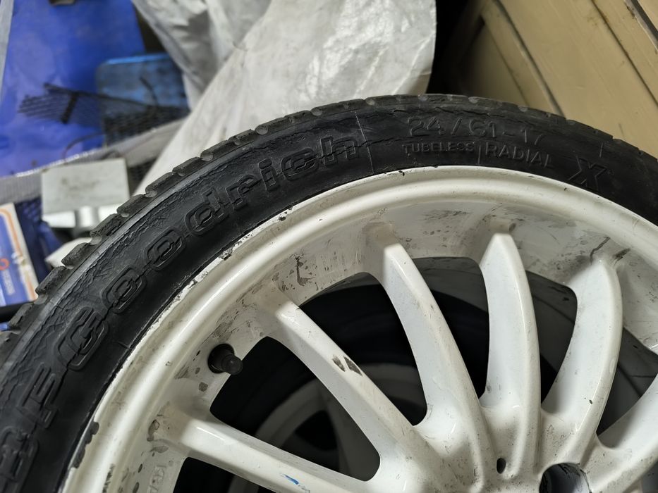 Сликове 16 190 600 17 610 225