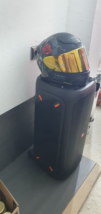 Каски и яке ботуши