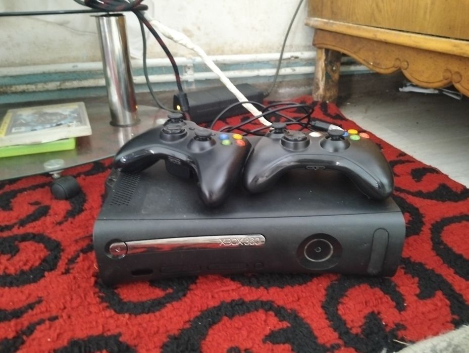 X box 360 cu 2 manete și 4 jocuri