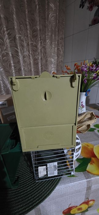 4 cuiburi din plastic pt păsări exotice