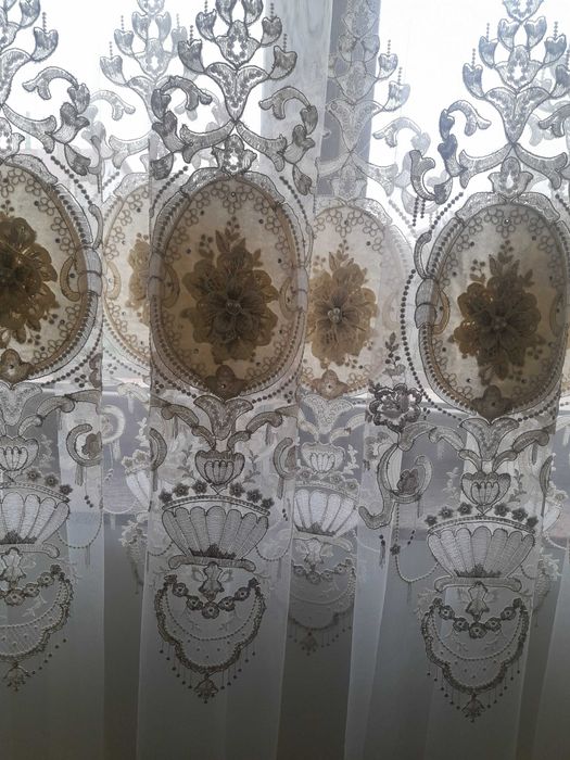 Tull brodat model baroc 100 lei Metrul