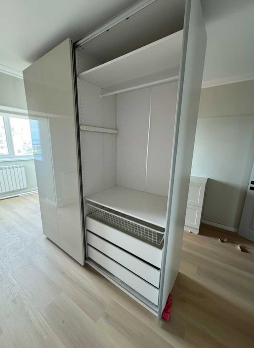 Vand dressing IKEA PAX cu uși glisante HOKKSUND, alb-crem lucios stare buna