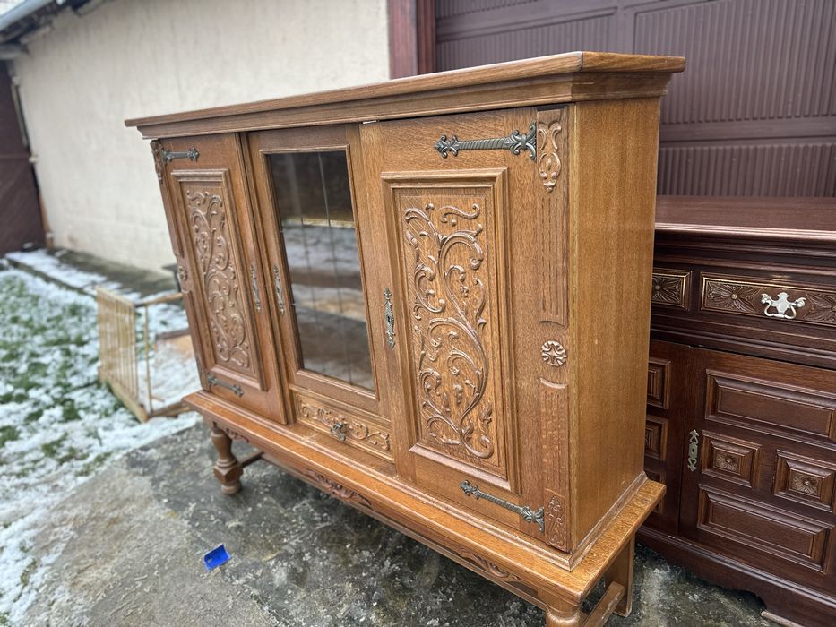 Дървена витрина / шкаф – класически стил