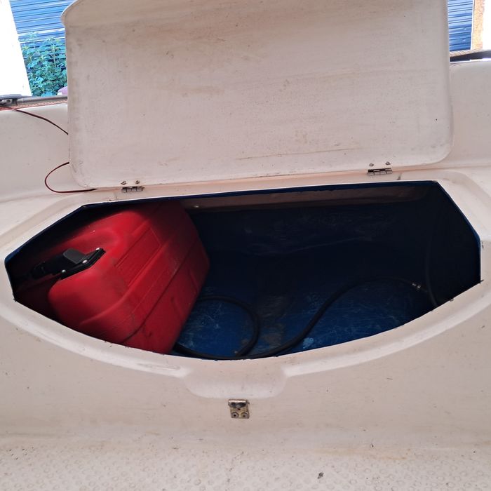 Лодка стеклопластиковая тримаран