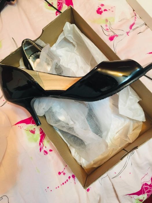 Pantofi-sanda noi, eleganti, cu toc mic