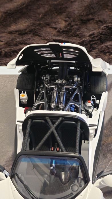 Autoart   Signiture  Henessy Venom GT  1:18