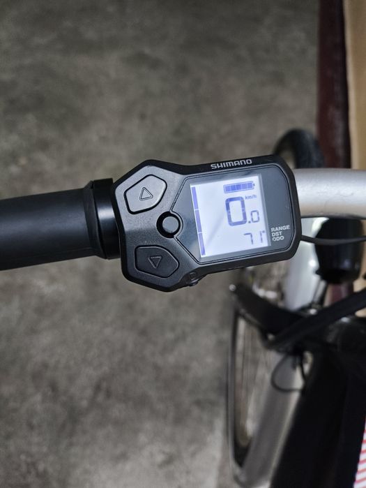 Bicicletă asistată electric cu încărcător și chei